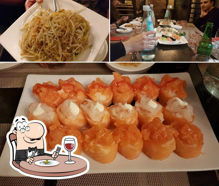 Tra le diverse cose da EIMI Sushi si possono trovare la cibo e tavolo da pranzo