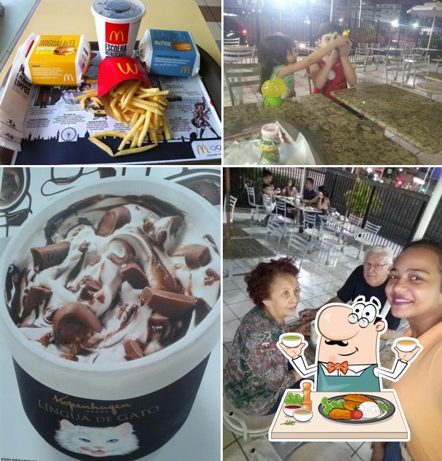 Dê uma olhada a foto ilustrando comida e mesa de jantar no McDonald's