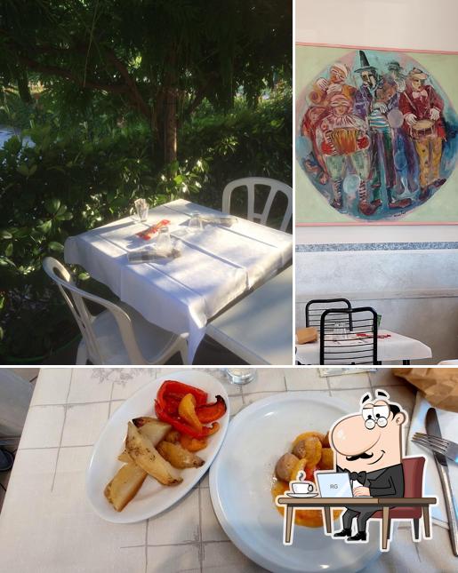 La immagine di interni e cibo da Pizzeria Ai pioppi