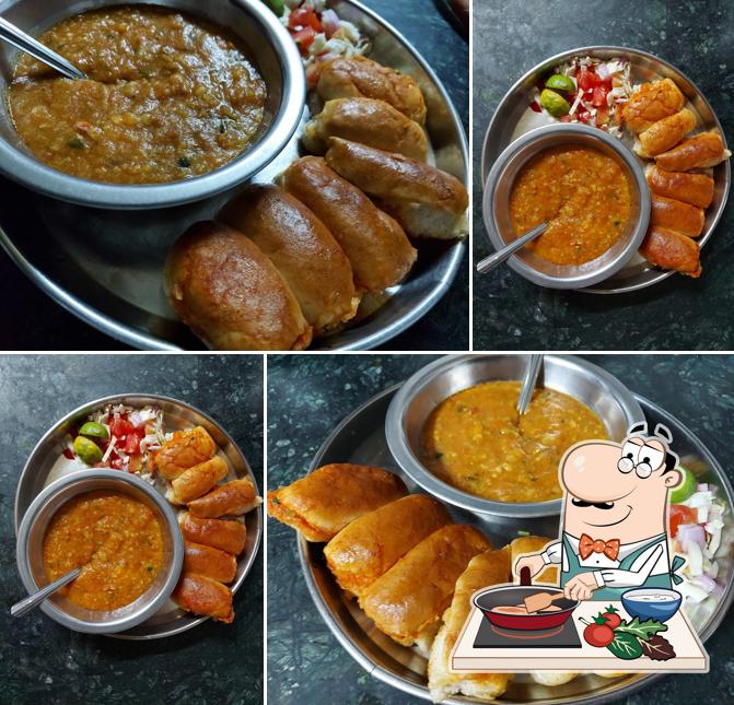 Chicken curry at Balaji Pav Bhaji Center