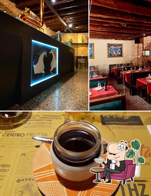 La foto della interni e cibo di Caravanserrai RistoPub