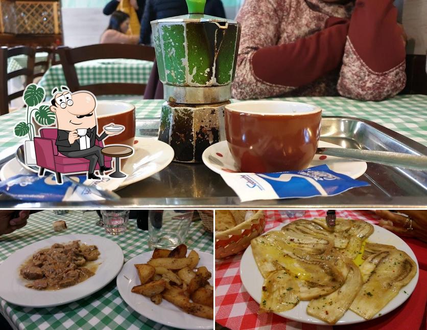 Questa è la foto che raffigura la interni e cibo di Cotto e magnato