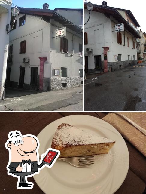 Tra le varie cose da Trattoria Bar Croce Bianca si possono trovare la esterno e torta