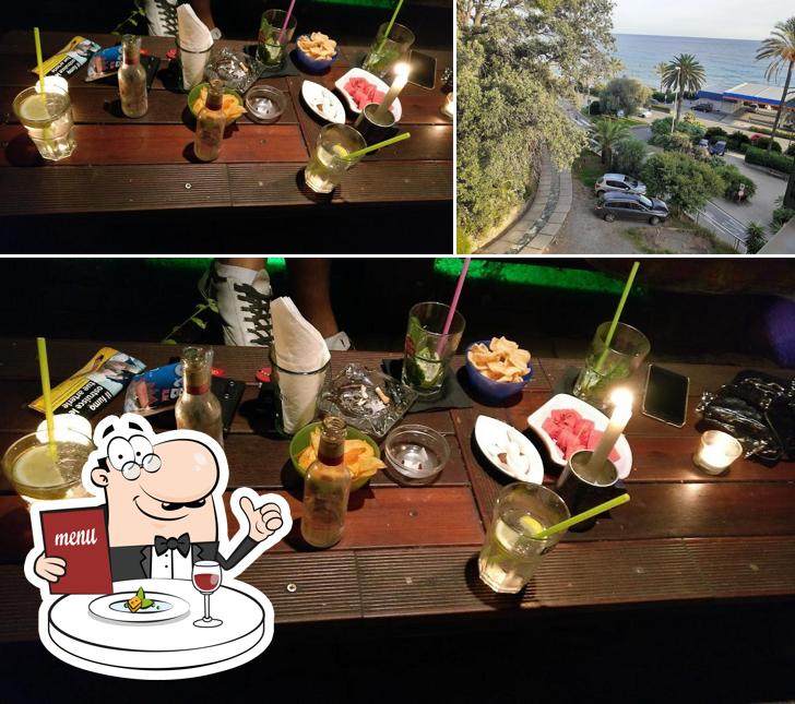 Dai un’occhiata alla immagine che mostra la cibo e esterno di Surf bar