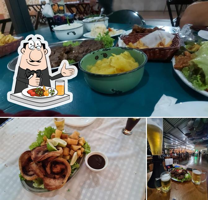 A foto da comida e cerveja no Dona Jú