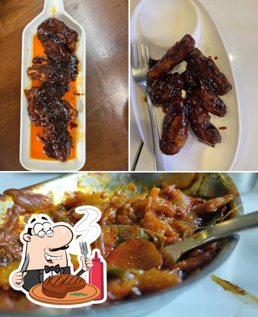 Pathu Irupathianju 10:25 provides meat dishes