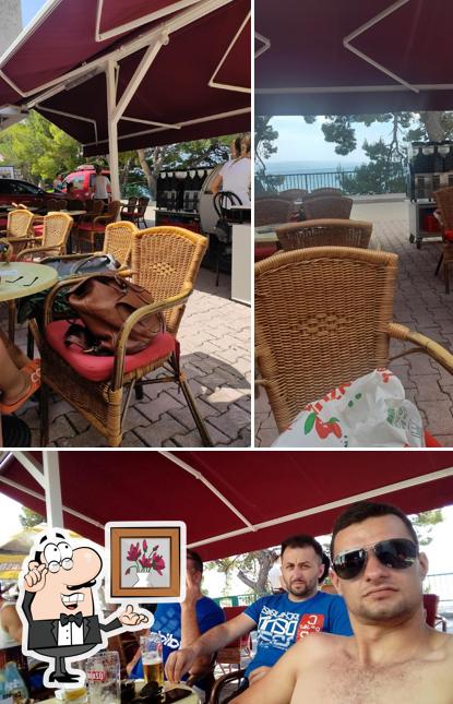 Siediti a un tavolo di Caffe Laguna, Baska Voda