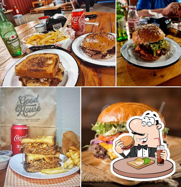 Deguste um dos hambúrgueres oferecidos no Good House Smash Burger