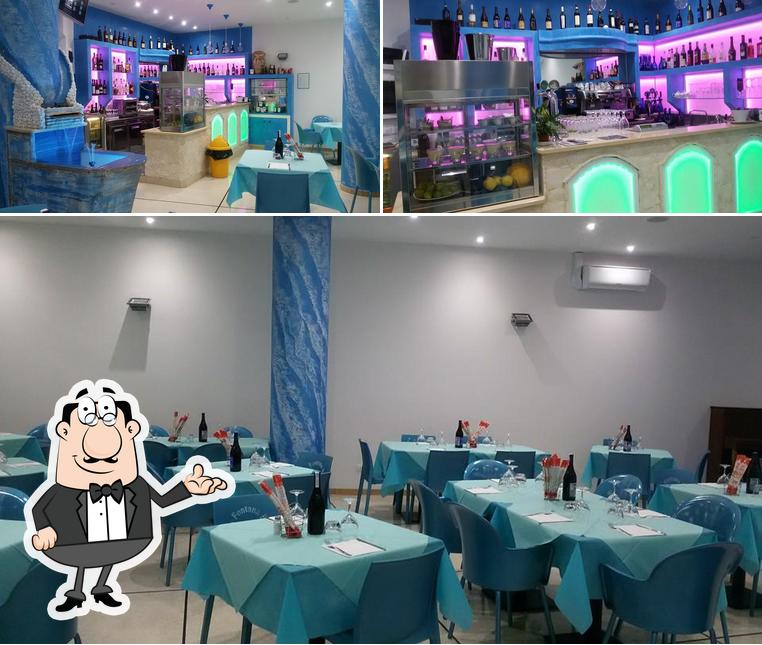La immagine di interni e bancone da bar da La Fontana Blu
