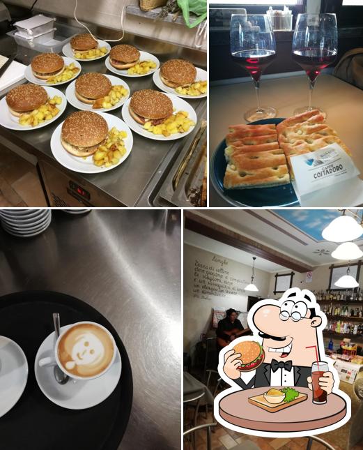 Ordina un hamburger a Poli Bar