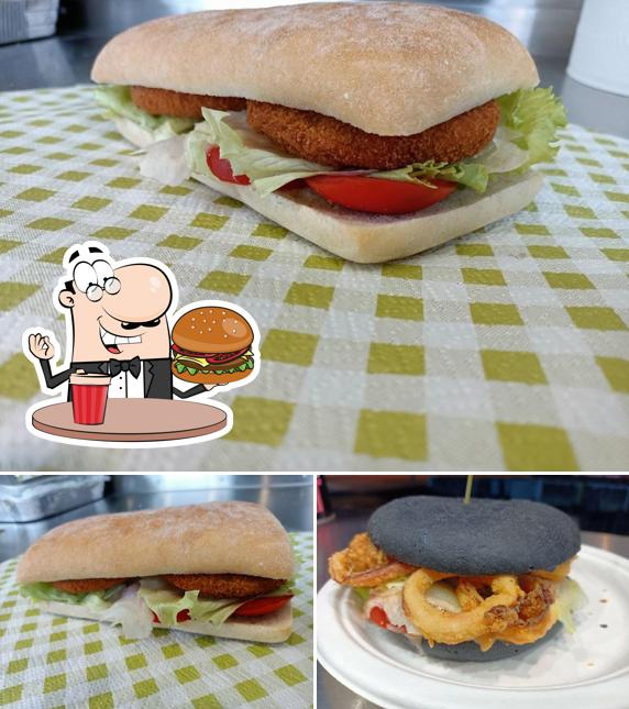 Ordina un hamburger a Truckfood Il Rifugio del Pescatore