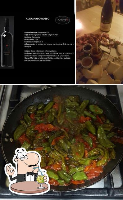 Questa è la foto che raffigura la bevanda e pizza di E'bacco