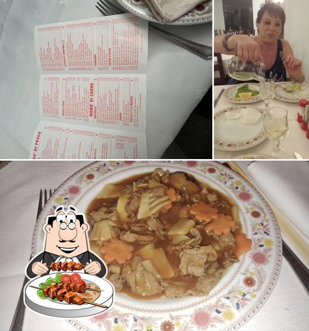 Questa è la foto che mostra la cibo e tavolo da pranzo di Ristorante Cinese Mountain Castle