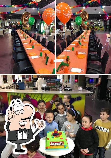Questa è la immagine che presenta la interni e torta di Pizzeria Bowling & Feste di compleanno Latina