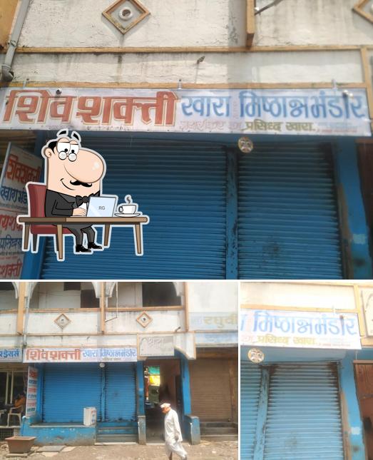 The interior of Shankar Maharaj Ka Chabina Chiwda