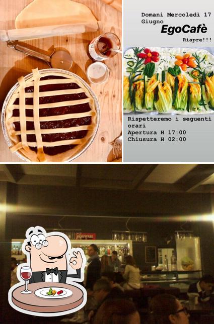 Dai un’occhiata alla foto che raffigura la cibo e bancone da bar di ego cafè