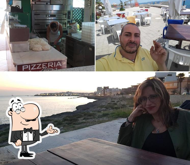 Tra le varie cose da Bar La Rotonda....rosticceria..pizzeria ristorante creperia...paninoteca si possono trovare la interni e esterno