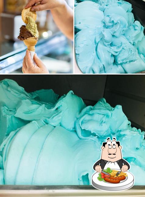 La immagine di cibo e esterno da Bar gelateria del corso
