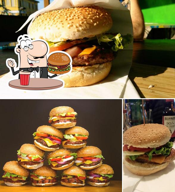 Prova un hamburger a THE RIVER PUB