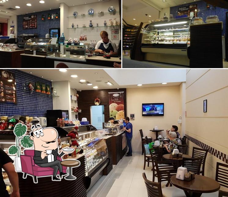 Sente em uma das mesas no Doceria Holandesa Cafeteria Grand Plaza Santo André
