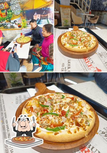 Try out pizza at Hunger'z Solan