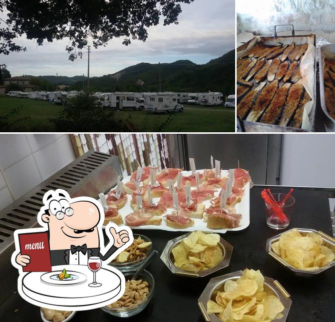 Guarda la foto che presenta la cibo e esterno di Il Chioschetto Villa Furlo Park