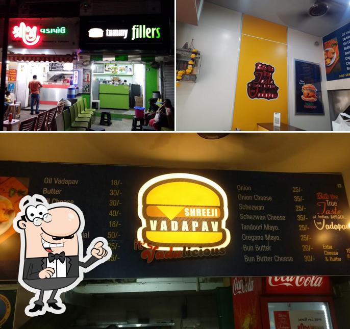 Check out how Shreeji Vadapav looks inside