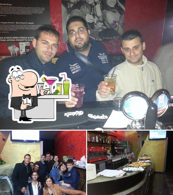 Questa è la foto che raffigura la bancone da bar e cibo di Whynot