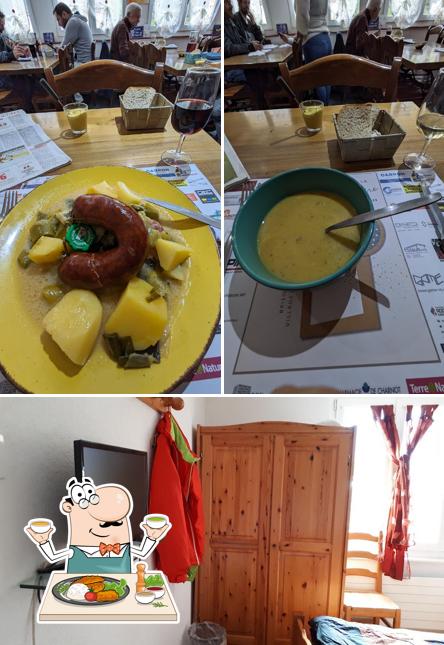 Questa è la immagine che mostra la cibo e interni di Café des Amis