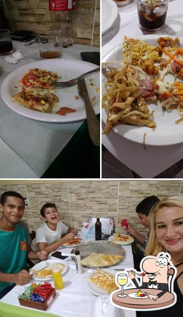 A ilustração da comida e mesa de jantar no Pizzaria da Gigi