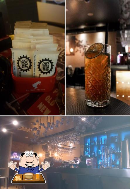 Guarda la foto che mostra la cibo e bancone da bar di Cosmopolitan Cafe & Wine Bar