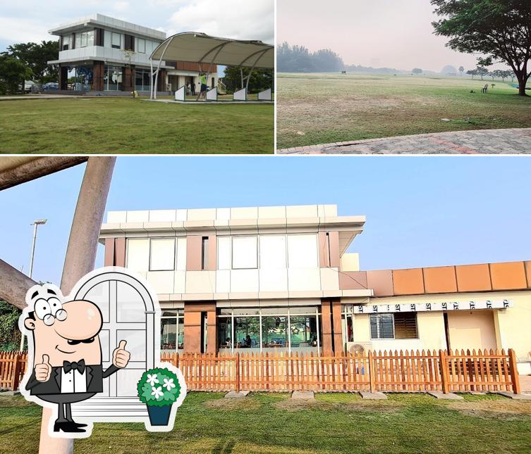 The exterior of Club De Golf