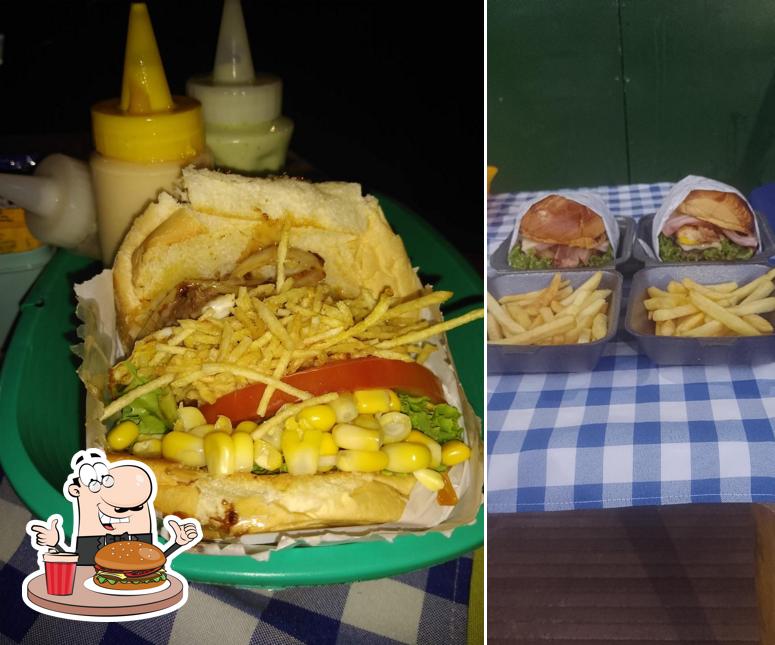 Deguste um dos hambúrgueres oferecidos no Gibi Burguer Lanches