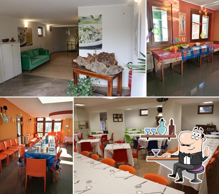 Siediti a un tavolo di ristorante intrecci