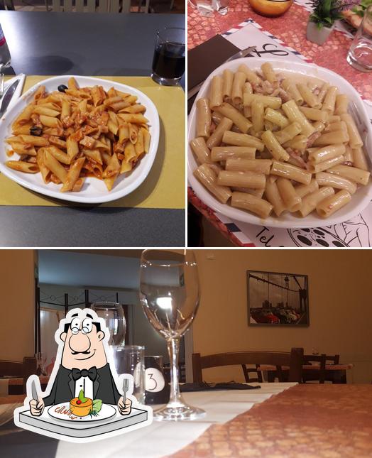 La cibo e interni del ristorante