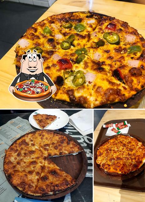 Order pizza at D'Dose Caffé