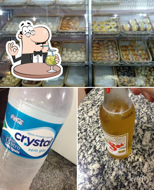 Entre diferentes coisas, bebida e comida podem ser encontrados no Padaria Gato D'Ouro II