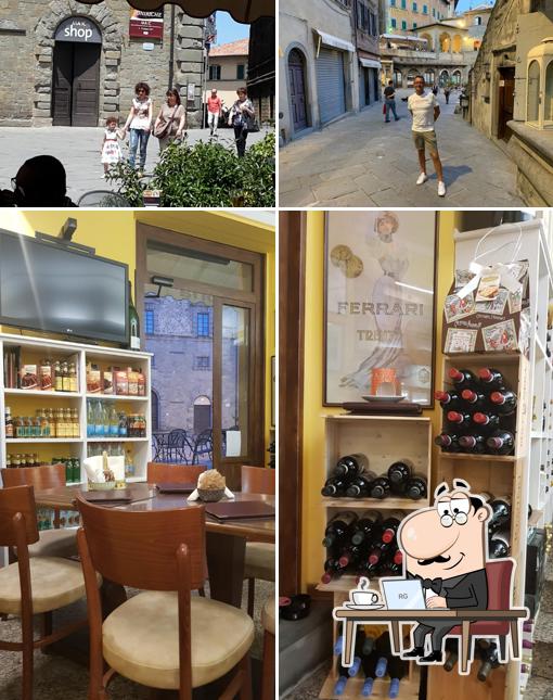 Siediti a un tavolo di Caffé Vittoria