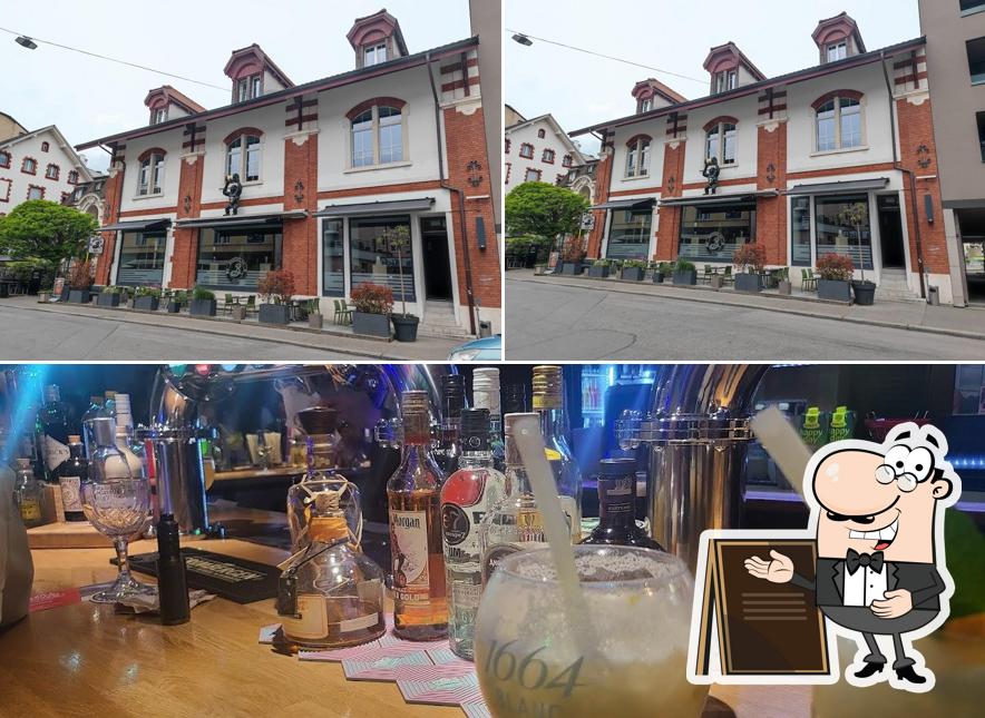 Brooklyn Bar si caratterizza per la esterno e cibo