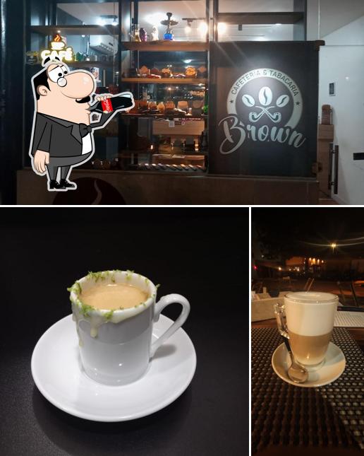 A Brown - cafeteria e tabacaria se destaca pelo bebida e comida