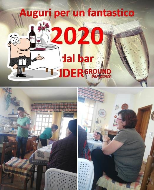 La tavolo da pranzo e bevanda del ristorante