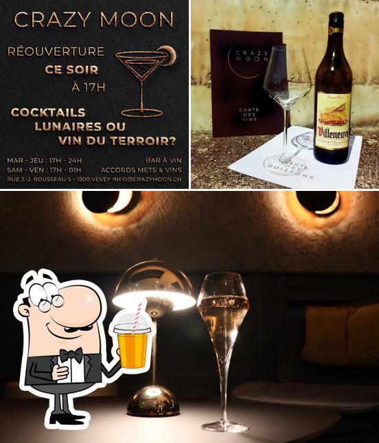 Goditi un drink a Crazy Moon