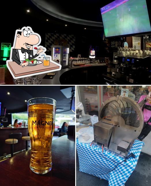 La foto della cibo e interni di The Dugout Sports Bar