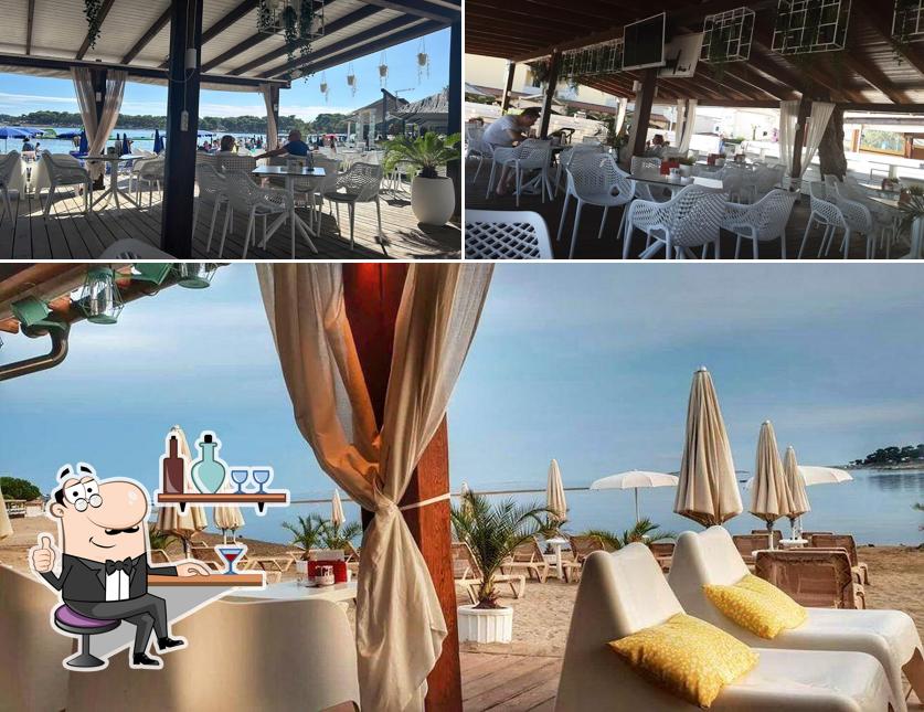 La immagine di interni e esterno da SunShine Beach Bar