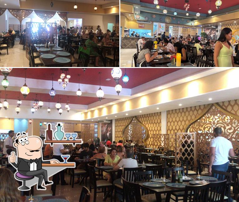 Sente em uma das mesas no Manara Restaurante Libanês - Sul
