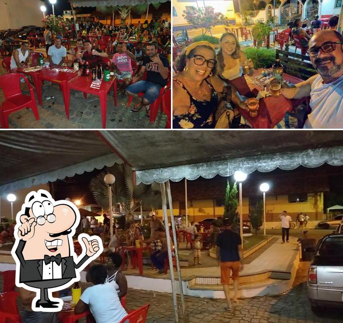 Sente em uma das mesas no Bar Do Faustinho