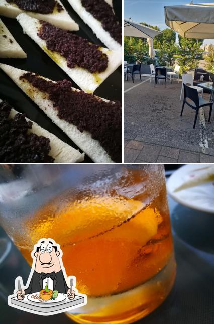 La cibo e interni del ristorante