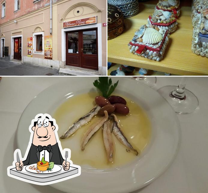 Questa è la immagine che presenta la cibo e interni di Pekarna Rina, pekarstvo in trgovina d.o.o., poslovna enota Piran