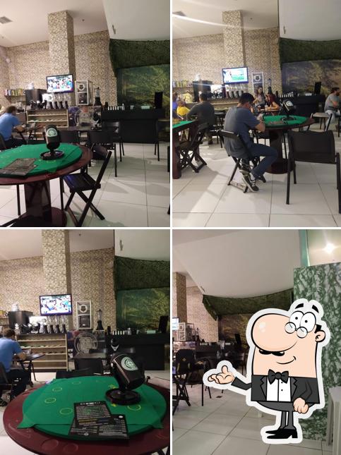 O interior do Charlie Alfa Café & Burger