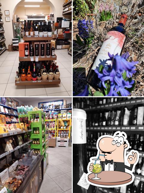 La immagine di bevanda e interni da La Bottiglieria